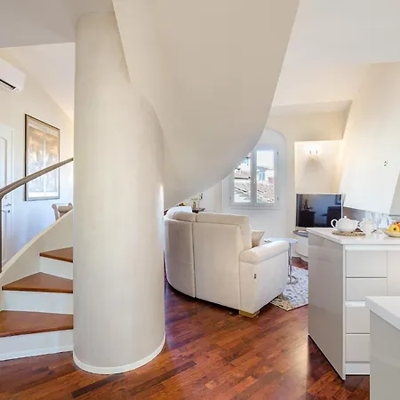 Luxury 3 Bedrooms Penthouse With Elevator *